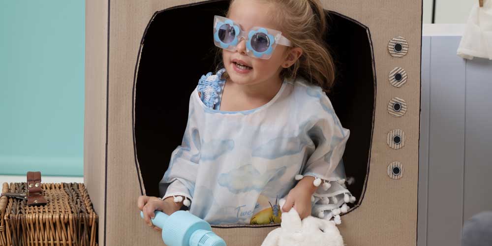 Okulary przeciwsłoneczne dla dziewczynek Monnalisa - szroniona, duża oprawa z niebieskim kwiatem.